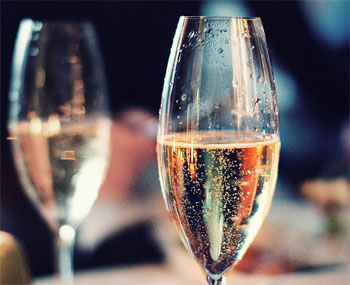 Twee glazen champagne: een toost
op het nieuwe jaar!