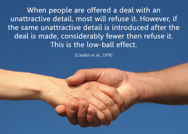 Het low ball effect is
een voorbeeld van het overtuigingsprincipe commitment en consistentie.