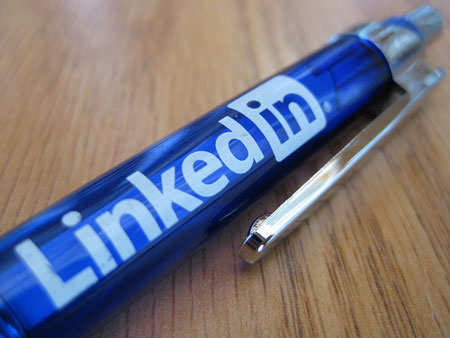 Het logo van Linkedin op een
pen
